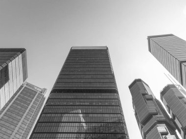 Hong Kong 'un şehir merkezindeki modern ofis binasının dışında. Mimari soyut arkaplan