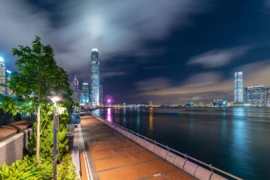 Ufuk çizgisinin gece manzarası ve Hong Kong 'un Victoria limanı.