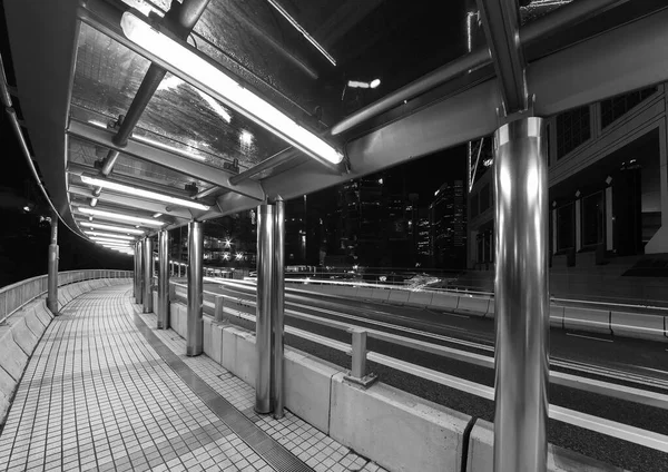 Passeio Pedestre Moderno Vazio Tráfego Centro Cidade Hong Kong Noite — Fotografia de Stock