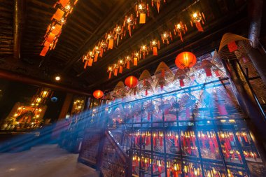 Hong Kong 'daki Man Mo Tapınağının iç manzarası.