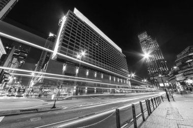 Hong Kong şehir merkezinde gece trafiği