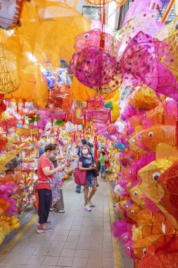 Hong Kong, Çin - 05 Eylül 2021: İnsanlar sonbahar festivalini kutlamak için geleneksel Çin feneri satın alıyorlar