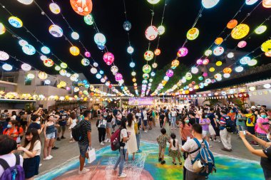 Hong Kong, Çin - 11 Eylül 2021: Lantau Adası 'ndaki tarihi balıkçı kasabası Tai O' da Tai O Fener Festivali 'ni ziyaret edenler