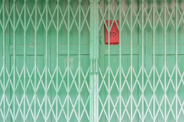 Eski posta kutusu Hong Kong 'da klasik katlanan metal kapı.