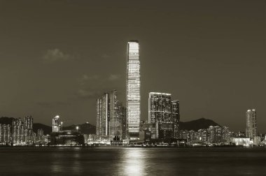 Gökdelen manzarası, alacakaranlıkta Hong Kong şehri silüeti ve limanı.