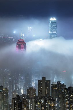 Hong Kong şehrinin Victoria limanının sisli silueti.