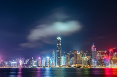 Hong Kong 'un Victoria limanının gece manzarası. 