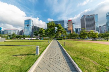 Hong Kong 'un şehir merkezindeki halka açık park ve ufuk çizgisi