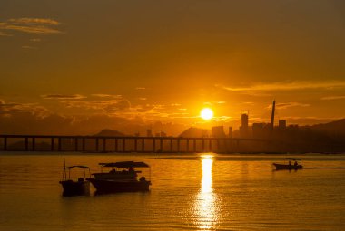 Günbatımı Lau Fau Shan, Yuen Long, Yeni Bölgeler, Hong Kong 'da Shenzhen şehrinin silueti