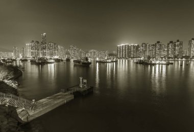 Hong Kong şehrinin liman ve ufuk çizgisi gece manzarası