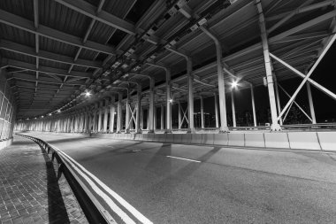 Karanlıkta boş bir tünel. Ulaşım arkaplanı