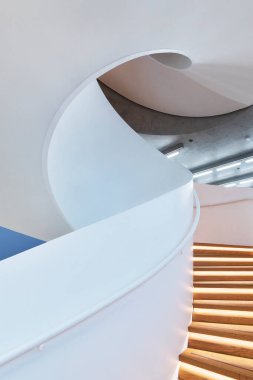 Modern spiral merdivenlerin iç görünümü. Modern mimari soyut arkaplan
