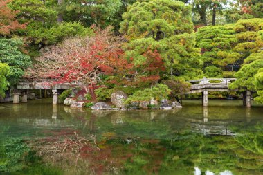 Japonya, Kyoto 'da sonbahar mevsiminde Idyllic gölet manzarası