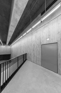 Modern mimarinin iç görünümü. İçerideki fütürist arka plan