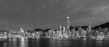 Akşam karanlığında Hong Kong 'un Victoria limanının manzarası.