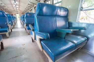 Eski tren kamarasındaki koltuğun kapalı manzarası.