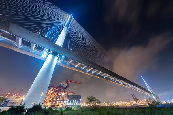 Cenário Noturno Porto Carga Ponte Suspensa Cidade Hong Kong — Fotografia de Stock