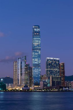 Gökdelen manzarası, alacakaranlıkta Hong Kong şehri silüeti ve limanı.