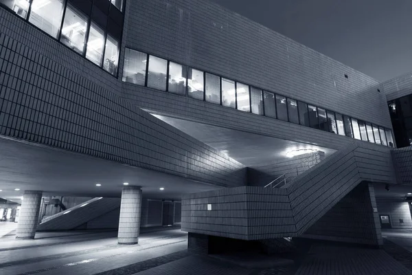 Exterior Del Edificio Moderno Por Noche — Foto de Stock