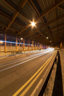 Tüneldeki ışık yolları ve trafik ışıkları. Ulaşım arkaplanı