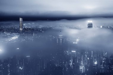Hong Kong şehrinin sisli silueti