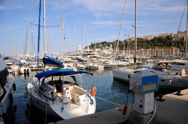 Monte Carlo Limanı, Monako. Herkül Limanı. Limanda yatlar. Şehir manzarası. Yat parkı..