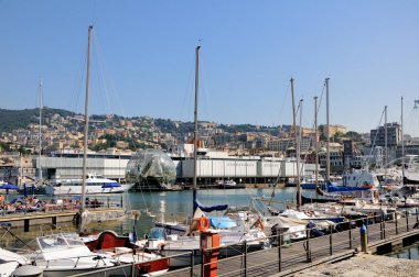 Cenova Eski Limanı ve Ceneviz Şehri 'nin güzel manzarası. Biosfera, Renzo Piyano 'nun cam küresi yağmur ormanları ekosistemi, Cenova Akvaryumu, Porto Antico, Liguria, İtalya.
