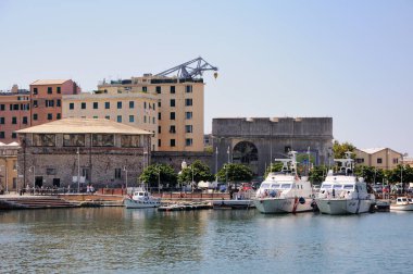 Cenova Eski Limanı. Limanda tekneler ve küçük yatlar var. Porto Antico, Liguria, İtalya.