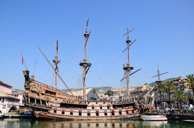 Cenova Eski Limanı. Galleon Neptün, eski ahşap gemi. Cenova Limanı 'ndaki korsan gemisi, bir İspanyol kalyonunun sadık yeniden inşası. Turist eğlencesi. Porto Antico, Liguria, İtalya.