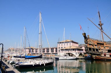 Cenova Eski Limanı. Modern yatlar ve Galleon Neptün 'ün kıç tarafı, eski ahşap gemi. Cenova Limanı 'ndaki korsan gemisi. Porto Antico, Liguria, İtalya.