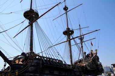 Cenova Eski Limanı. Galleon Neptün, eski ahşap gemi. Cenova Limanı 'ndaki korsan gemisi, bir İspanyol kalyonunun sadık yeniden inşası. Turist eğlencesi. Porto Antico, Liguria, İtalya.