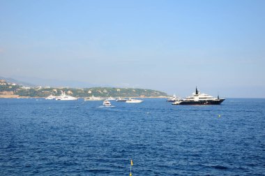 Denizde yatlar. Monte Carlo Limanı, Monako. Herkül Limanı. Peyzaj.