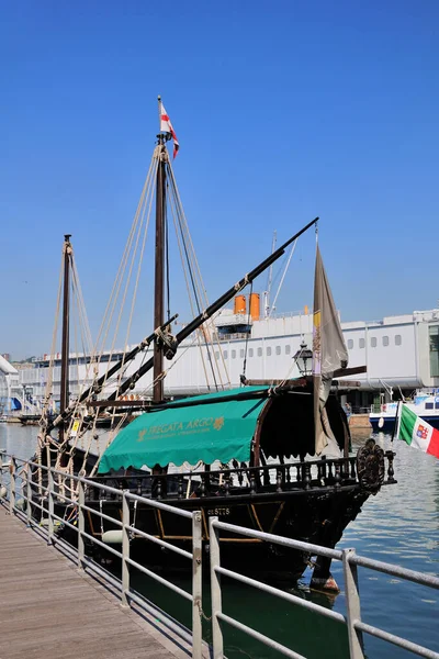 Genoa Old Port Old Fashioned Wooden Ship Pleasure Boat Tourist — Stock Photo, Image