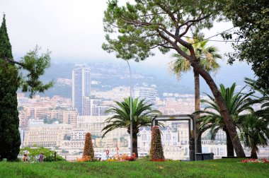 Jardin des Pcheurs. Monako-Ville 'e park et. Arka planda Herkül Limanı kıyısındaki modern binalar. Monaco.
