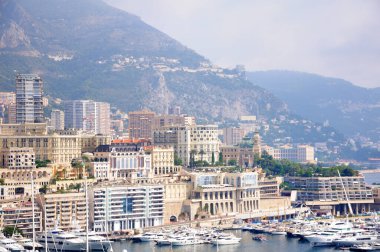 Monte Carlo Limanı, Monako. Herkül Limanı. Limanda yatlar. Hava manzarası, şehir manzarası.