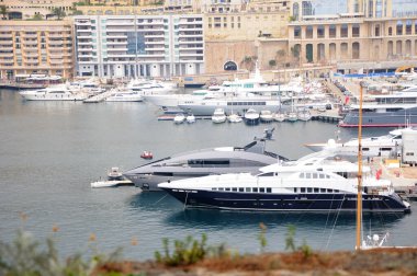 Monte Carlo Limanı, Monako. Herkül Limanı. Limanda yatlar. Şehir manzarası.