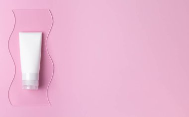 Krem ambalajı etiketleme ve damgalama planı. Kozmetik ürünler için beyaz, temiz seyahat silikon şişesi. Pembe arka plandaki site için afiş, sosyal ağlarda bir resim.