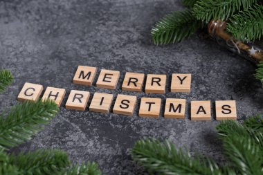 Ahşap harflerle yazılmış afiş. Mutlu Noeller. Noel tatili makalesi için arka plan. Noel tebrik kartı..