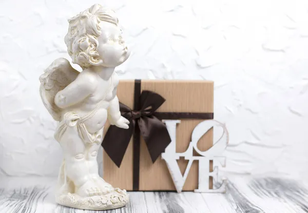 Vintage Engelenbeeldje Met Geschenkdoos Standbeeld Van Cupido Een Witte Houten — Stockfoto