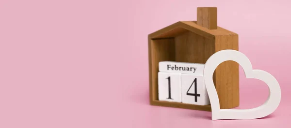 Valentijnsdag Concept Met Houten Wit Hart Roze Achtergrond Banner Met — Stockfoto