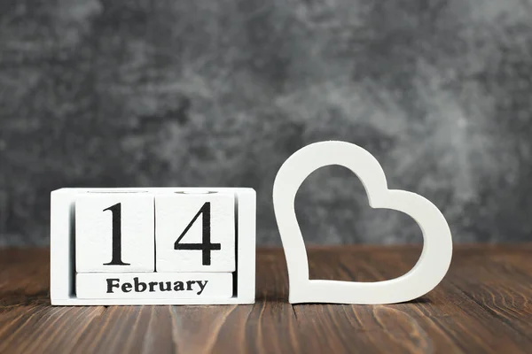 白色立方体日历 日期为2月14日 心脏在木制背景上 卡片和横幅的情人节贺照 — 图库照片