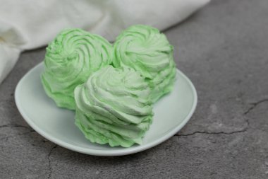 Yeşil mojito aromalı marşmelovu kapat (Zefir). 