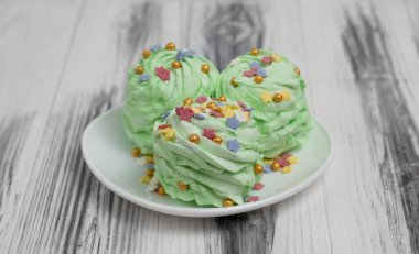 Yeşil mojito aromalı marshmallow (Zefir) rengarenk şekerleme serpiştirilmiş. Bayram için sofrada servis edilecek ziyafetle süslenmiş şekerler. Yeni yıl, Noel, doğum günü.