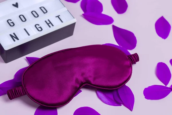 装飾的な羽と碑文とライトボックスとライラックの背景に紫色のマスクを閉じますグッドナイト — ストック写真