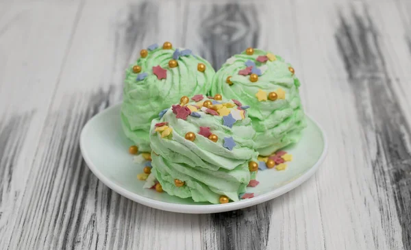 Yeşil mojito aromalı marshmallow (Zefir) rengarenk şekerleme serpiştirilmiş. Bayram için sofrada servis edilecek ziyafetle süslenmiş şekerler. Yeni yıl, Noel, doğum günü.