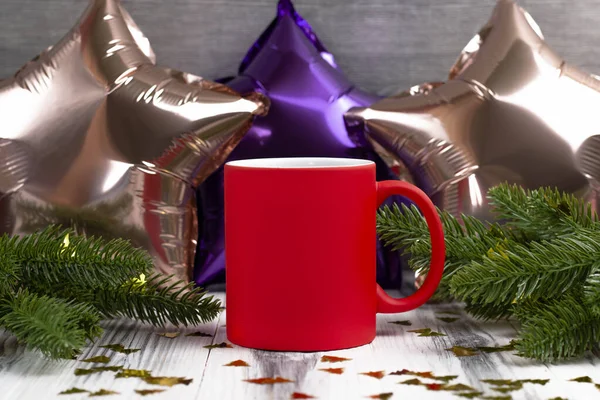 Rote 330 Tasse Auf Weißem Holzgrund Und Weihnachtsbaum Becher Zum — Stockfoto