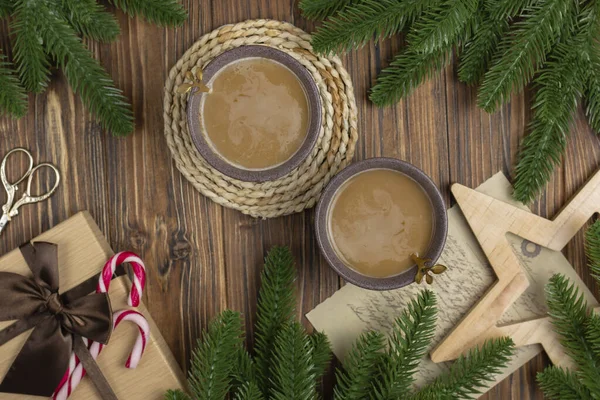 Zwei Trendige Tassen Mit Kaffee Auf Holzuntergrund Mit Dekorationen Aus — Stockfoto
