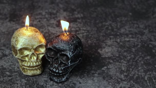Halloween Skull Candles Gold Black Colors Burning Gloomy Candles Eve — стокове відео