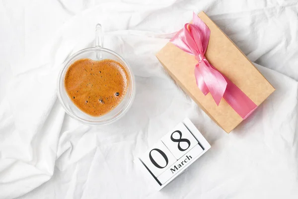 Cadeau Met Een Roze Strikje Koffie Een Dubbele Glazen Beker — Stockfoto