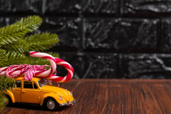 성탄절 플래카드 인쇄용 캔디가 노란색 장난감 자동차 우크라이나 2021 — 스톡 사진